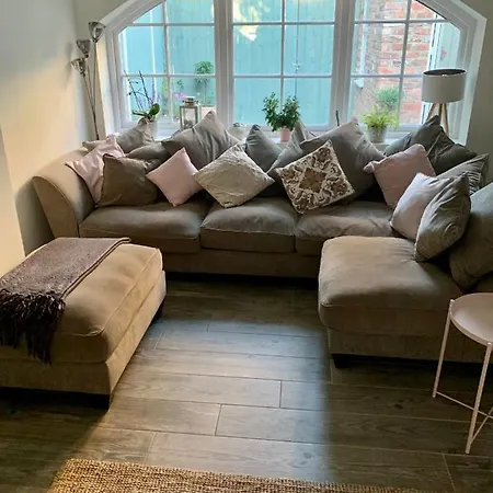 Modern, Self Contained Annex With Free Parking Apartment