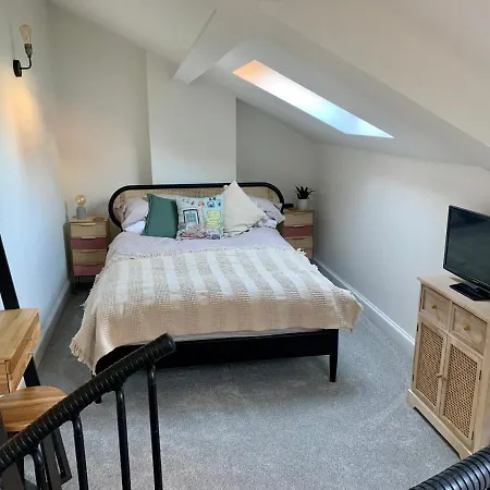 Modern, Self Contained Annex With Free Parking *